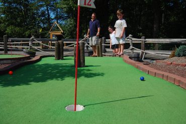 Amusement park mini golf